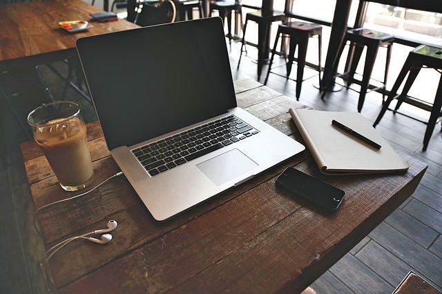 How to Keep Up with Work When You’re Traveling the World